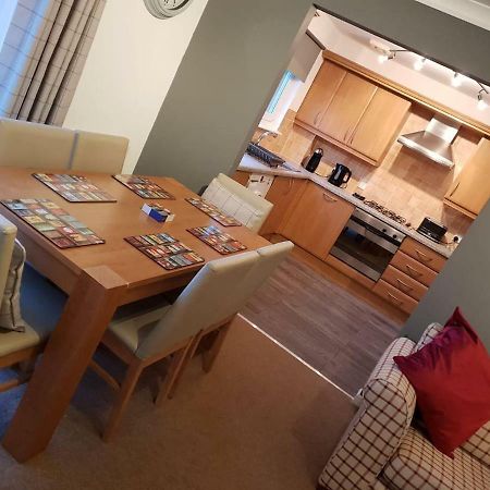 Chic Flat At Hairmyres Hospital & Train Station Appartement East Kilbride Buitenkant foto