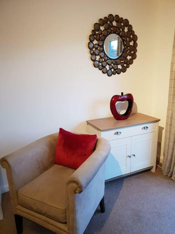 Chic Flat At Hairmyres Hospital & Train Station Appartement East Kilbride Buitenkant foto